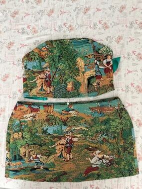 Vintage-Inspired Green Artist Print Mini Skirt - Finesse